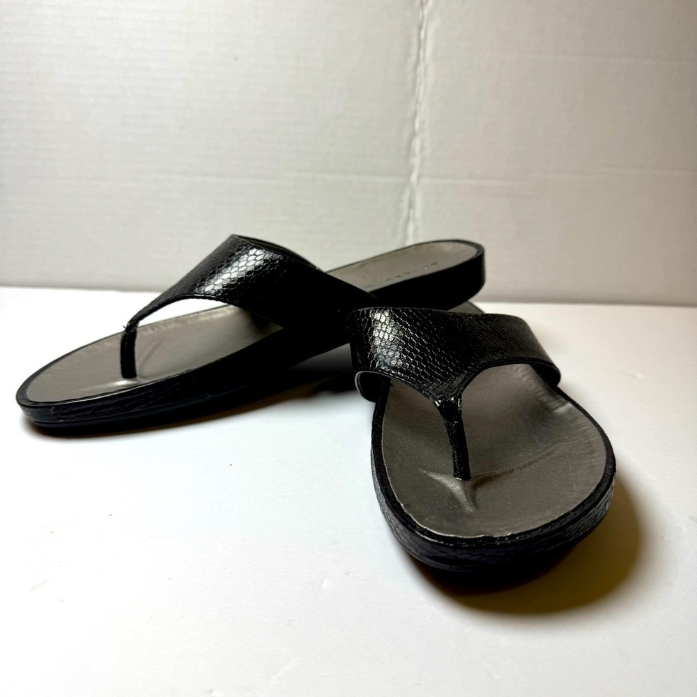 Bandolino Thong Black & Silver Sandals